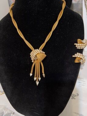 VTG ~ FJJ Regency gold tone necklace set